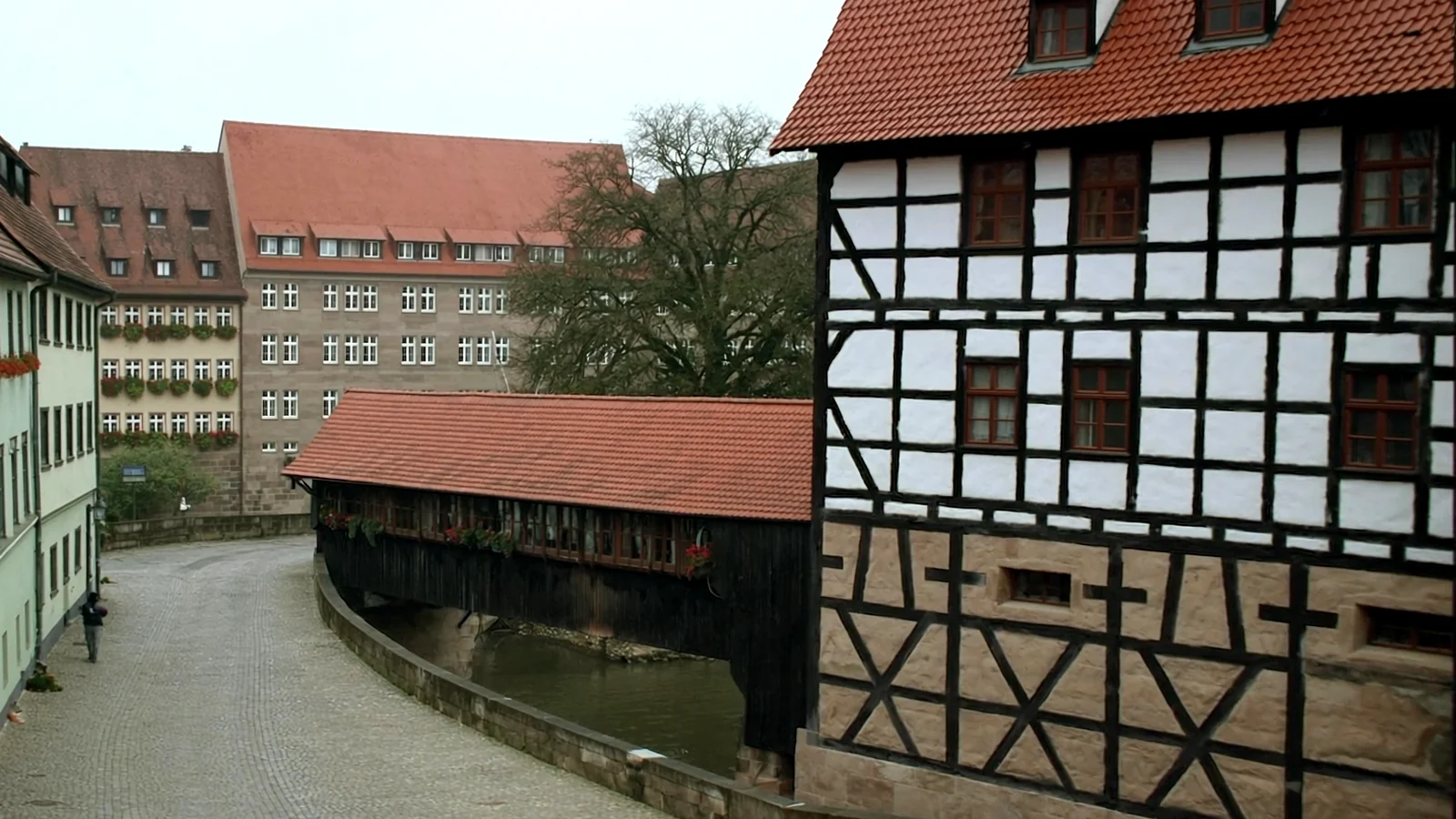 Fachwerkhäuser und Holzsteg an der Pegnitz in der Nürnberger Altstadt